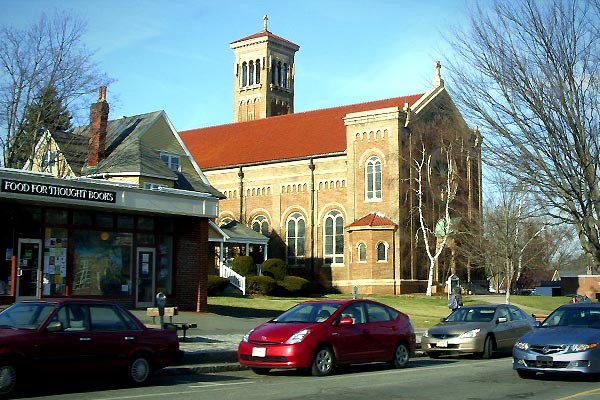 6. Thành phố Amherst - bang Massachusetts - Đại học Amherst, Đại học Hamsphire và Đại học Massachusetts Amherst. Nằm ở thung lũng Connecticut, Amherst là một trong những thị trấn cổ nhất nước Mỹ. Nơi đây còn được biết đến với cái tên “Thung lũng Hạnh Phúc” bởi là miền đất quần tụ của đông đảo học sinh sinh viên với nét tươi trẻ và sôi động của tuổi xuân. Âm nhạc và các hoạt động nghệ thuật diễn ra thường xuyên với đời sống tâm hồn hết sức giàu có của con người Amherst cũng là điểm nhấn của thành phố này.